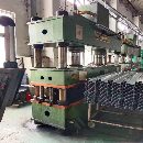 两台精品液压机。
一台630吨，有效台面1.7x2.4米。
一.